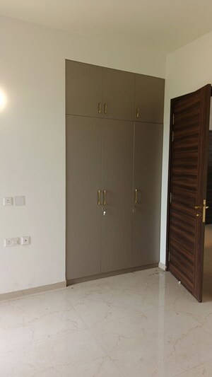 Room in 3.5 BHK Apartment at Smart World Orchard, Sector 61 – for Rent