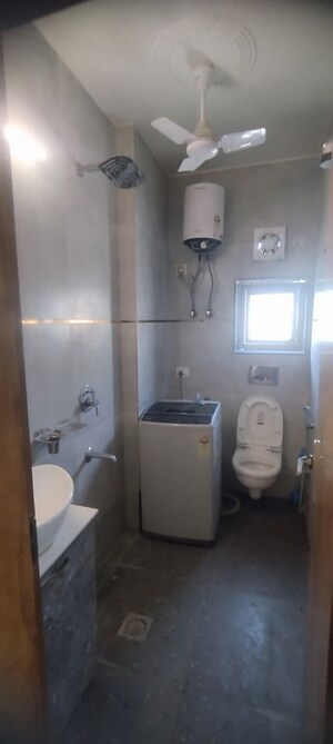 Bathroom in Studio Apartment at DLF Capital Greens Phase I And II, Moti Nagar – for Rent