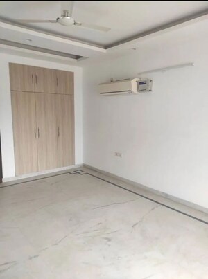 Room in 4 BHK Builder Floor at Sector 45 – for Rent