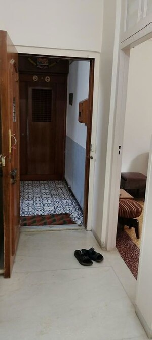 Bedroom in 2 BHK Apartment at Matunga West – for Rent