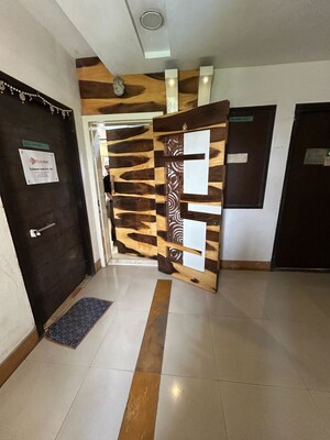 Room in 2.5 BHK Apartment at Lodha Tiara, Ghodbunder Road – for Rent