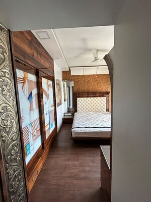 Room in 2.5 BHK Apartment at Lodha Tiara, Ghodbunder Road – for Rent
