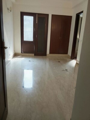 Room in 4 BHK Builder Floor at Safdarjung Enclave – for Rent