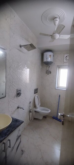 Bathroom in Studio Apartment at DLF Capital Greens Phase I And II, Moti Nagar – for Rent