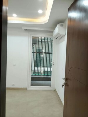 Room in 3 BHK Builder Floor at Safdarjung Enclave – for Rent