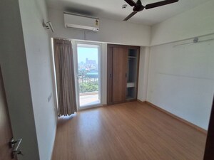 Room in 4 BHK Apartment at Godrej Woods, Sector 43 – for Rent