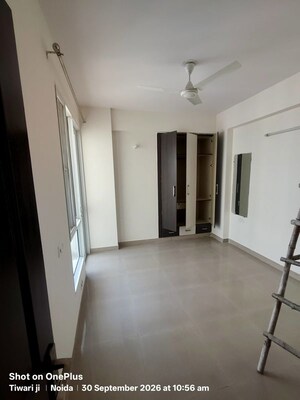 Room in 3.5 BHK Apartment at Godrej Woods, Sector 43 – for Rent