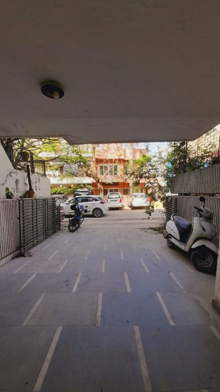  Parking, greater kailash ii 3 Bedroom 300 Sq.Yd. Builder Floor In Greater Kailash ii Delhi 10777882