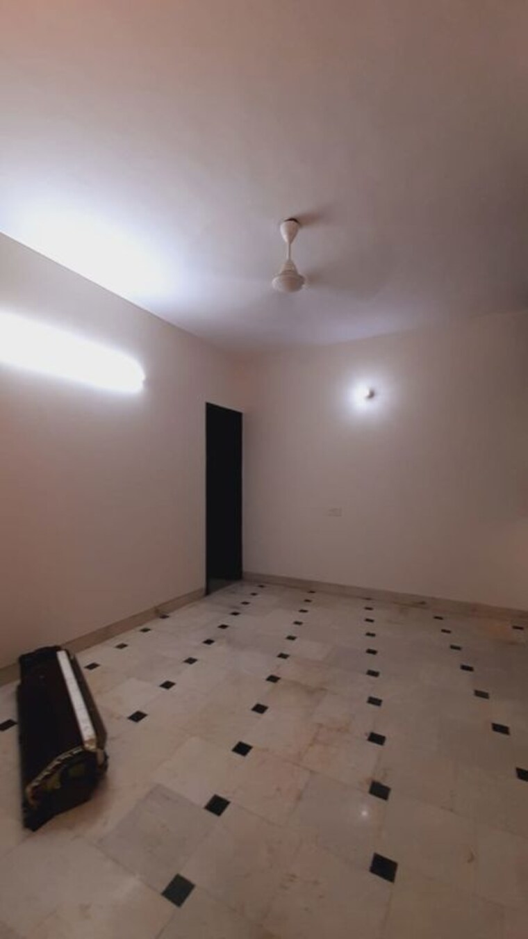 Room, greater kailash ii 3 Bedroom 300 Sq.Yd. Builder Floor In Greater Kailash ii Delhi 10777882