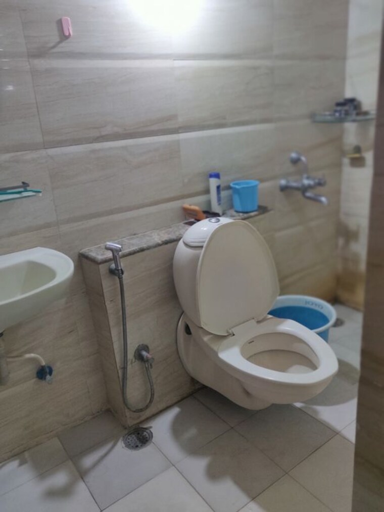 Bathroom, hill-view-banjara-hills 3 Bedroom 1600 Sq.Ft. Apartment In Banjara Hills Hyderabad 10778053