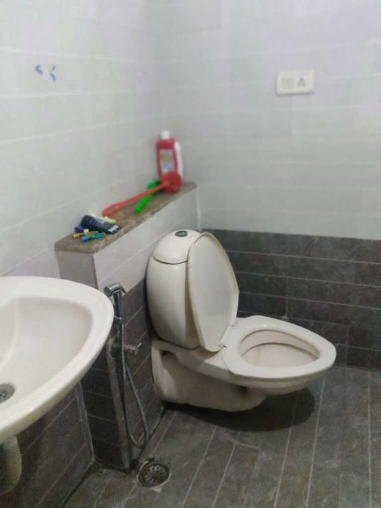 Bathroom, hill-view-banjara-hills 3 Bedroom 1600 Sq.Ft. Apartment In Banjara Hills Hyderabad 10778053