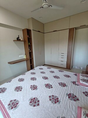 Bedroom in 2.5 BHK Apartment at Chembur – for Rent