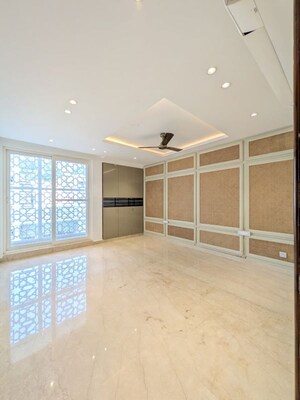 Room in 4 BHK Builder Floor at Green Park Extension – for Rent
