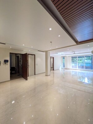 Room in 4 BHK Builder Floor at Green Park Extension – for Rent
