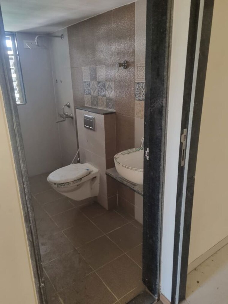Bathroom, new-hill-view-chs 2.5 Bedroom 900 Sq.Ft. Apartment In Kasarvadavali Thane 10778225