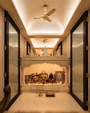 Furnished Amenities in 4 BHK Apartment at Juhu – for Rent