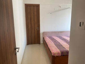 Room in 2 BHK Apartment at Kalpataru Parkcity Sunrise, Kolshet Road – for Rent