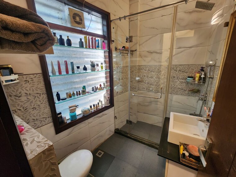 Attached Bathroom, dlf-green-avenue 4 Bedroom 3000 Sq.Ft. Builder Floor In Dlf Phase iv Gurgaon 10778506