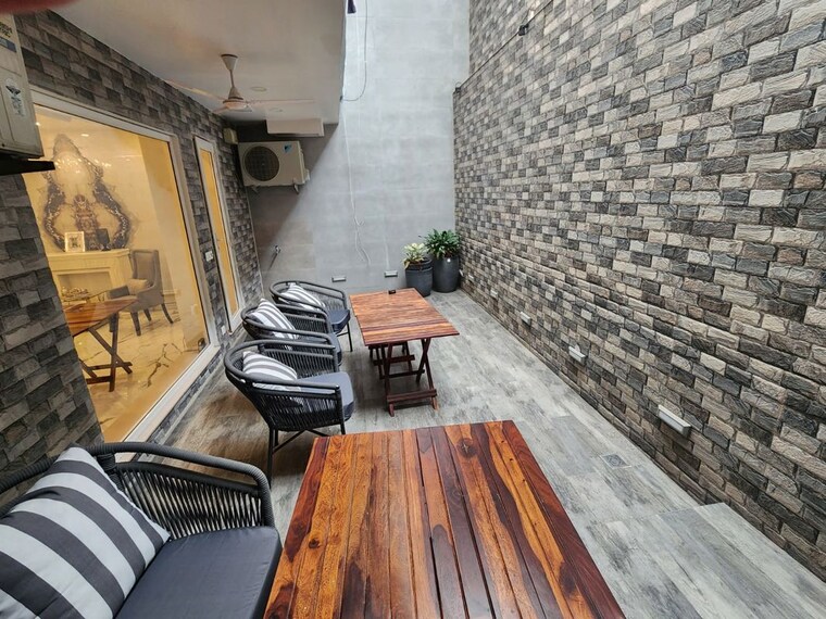 Balcony, dlf-green-avenue 4 Bedroom 3000 Sq.Ft. Builder Floor In Dlf Phase iv Gurgaon 10778506