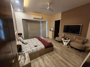 Bedroom in 4 BHK Builder Floor at DLF Green Avenue, Dlf Phase iv – for Sale