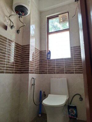 Bathroom in 1 RK Builder Floor at Dlf Phase iv – for Rent