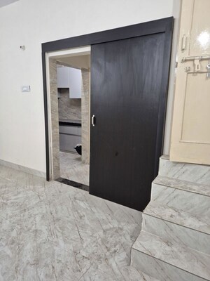 Hall in 1.5 BHK Apartment at Mayur Vihar – for Rent