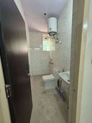 Washroom in 1.5 BHK Apartment at Mayur Vihar – for Rent