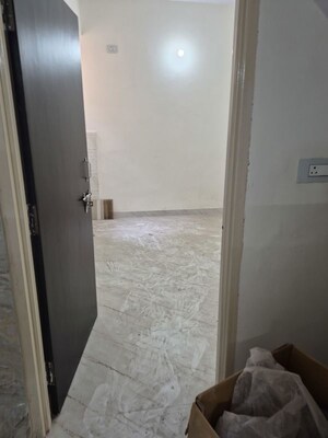 Furnished Amenities in 1.5 BHK Apartment at Mayur Vihar – for Rent