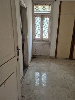 Room in 4 BHK Apartment at Mayur Vihar – for Sale