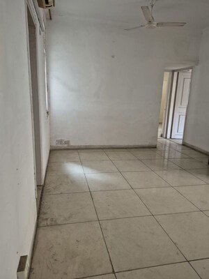 Room in 4 BHK Apartment at Mayur Vihar – for Sale