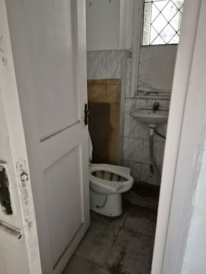 Washroom in 4 BHK Apartment at Mayur Vihar – for Sale