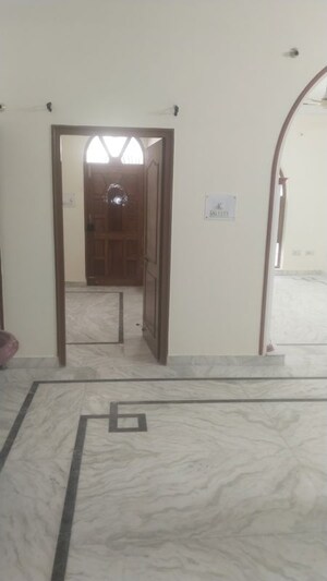 Room in 3 BHK Villa at Gomti Nagar – for Rent