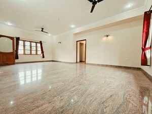 Room in 3 BHK Apartment at Indiranagar – for Rent