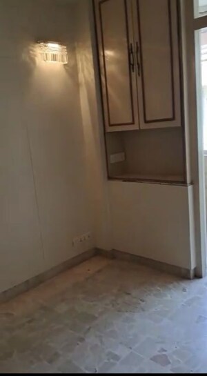 Room in 1 BHK Apartment at Churchgate – for Rent