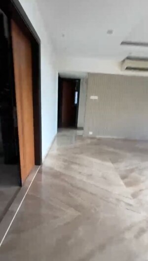 Room in 3 BHK Apartment at Pali Hill – for Rent