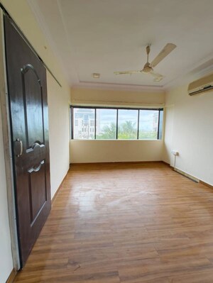 Room in 3 BHK Apartment at Bandra West – for Rent