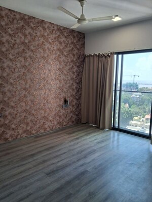 Room in 3 BHK Apartment at Rustomjee Paramount, Khar West – for Rent