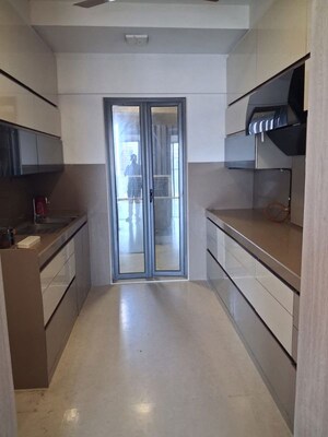Room in 3 BHK Apartment at Rustomjee Paramount, Khar West – for Rent