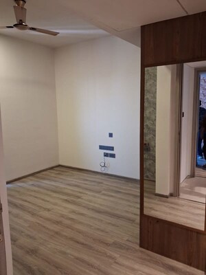 Room in 3 BHK Apartment at Rustomjee Paramount, Khar West – for Rent