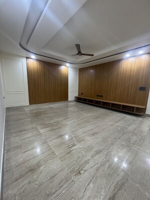 Room in 4 BHK Builder Floor at Shanti Kunj – for Rent