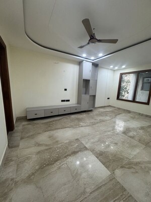 Room in 4 BHK Builder Floor at Shanti Kunj – for Rent