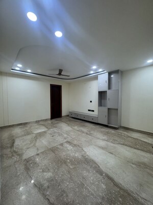 Room in 4 BHK Builder Floor at Shanti Kunj – for Rent