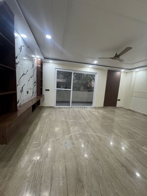 Room in 4 BHK Builder Floor at Shanti Kunj – for Rent