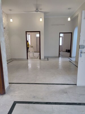 Room in 3.5 BHK Builder Floor at RWA Apartments Sector 47, Sector 47 – for Rent