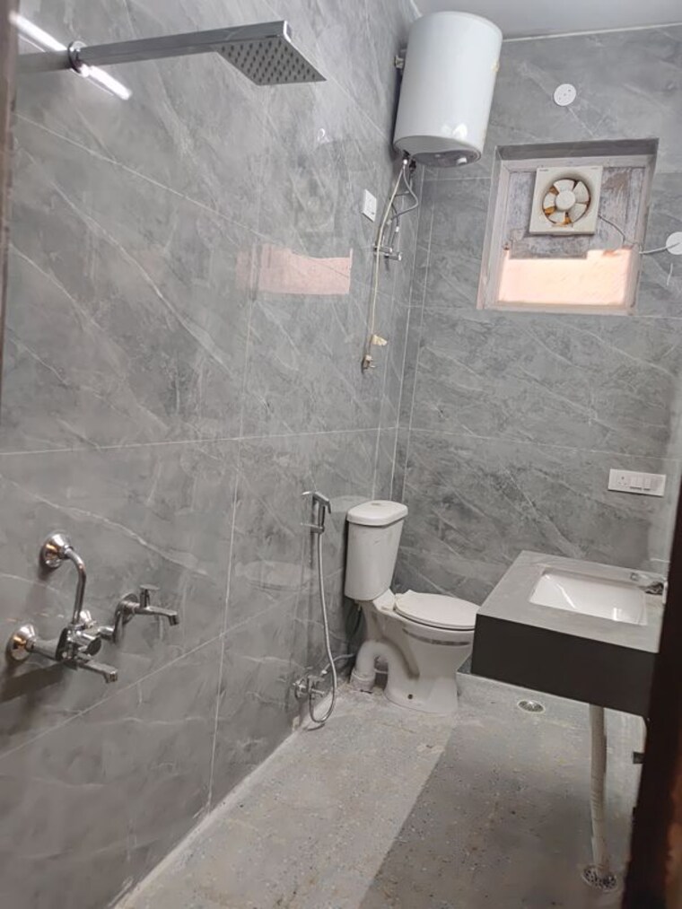 Bathroom, rwa-apartments-sector-47 3.5 Bedroom 450 Sq.Yd. Builder Floor In Sector 47 Noida 10775758