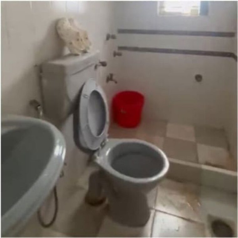 Bathroom, everest-apartment-andheri 3 Bedroom 1100 Sq.Ft. Apartment In Andheri West Mumbai 10771128