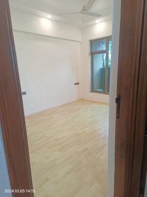Room in 2 BHK Apartment at Raj Classic, Andheri West – for Rent