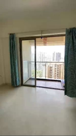 Room in 2.5 BHK Apartment at Lodha Tiara, Ghodbunder Road – for Rent