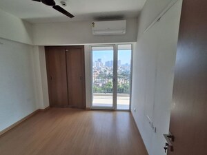 Room in 2.5 BHK Apartment at Godrej Woods, Sector 43 – for Rent