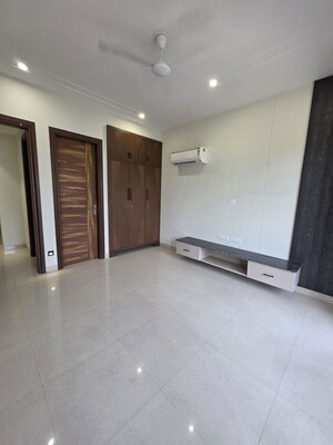 Staircase in 3 BHK Builder Floor at Sector 57 – for Rent
